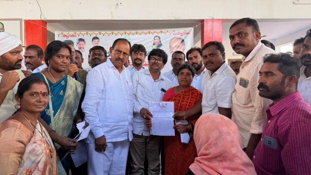 -అర్హులైన పేదలందరికీ దశలవారీగా ఇందిరమ్మ ఇల్లు అందిస్తాం— —గుడిసెలలో నివాసముంటున్న 168 మంది లబ్ధిదారులకు ఇందిరమ్మ ఇళ్ల ప్రోసిడింగ్ కాపీలను అందజేసిన పరకాల శాసనసభ్యులు  రేవూరి ప్రకాశ్ రెడ్డి— 