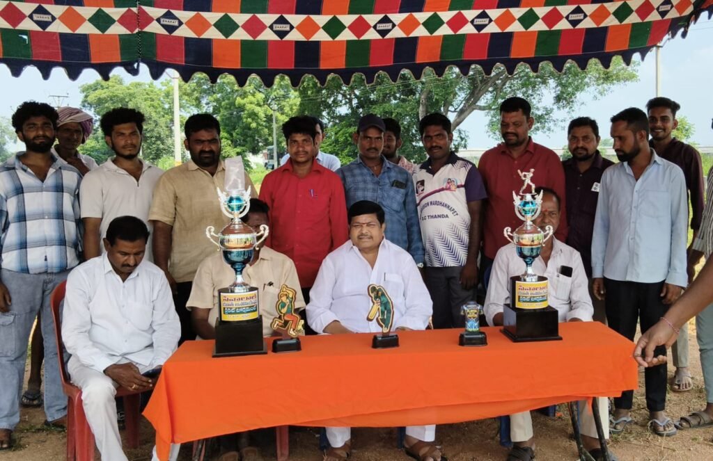 క్రీడలు యువతకు స్ఫూర్తిదాయకం… —ఆరోగ్యకర సమాజ నిర్మాణానికి క్రీడలు ఎంతో అవసరం—- —-బ్యాట్ పట్టి క్రికెట్ టోర్నమెంట్ ప్రారంభించిన కేంద్ర ఖాదీ, చిన్న పరిశ్రమల పూర్వ డైరెక్టర్ ఈగ మల్లేశం