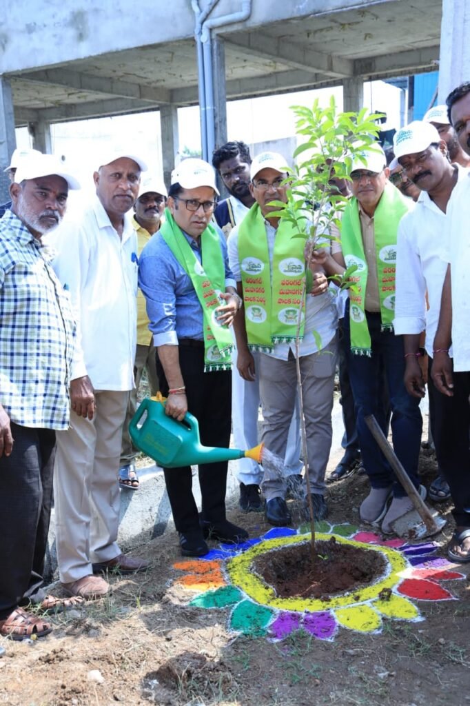 —పచ్చదనం పెంపుతో పర్యావరణ పరిరక్షణకు ప్రతి ఒక్కరూ కృషి చేయాలి: జిడబ్ల్యుఎంసి కమిషనర్ టీ. వెంకన్న…33వ డివిజన్‌ వినాయక కాలనీలో సామూహిక మొక్కలు నాటే కార్యక్రమం….
