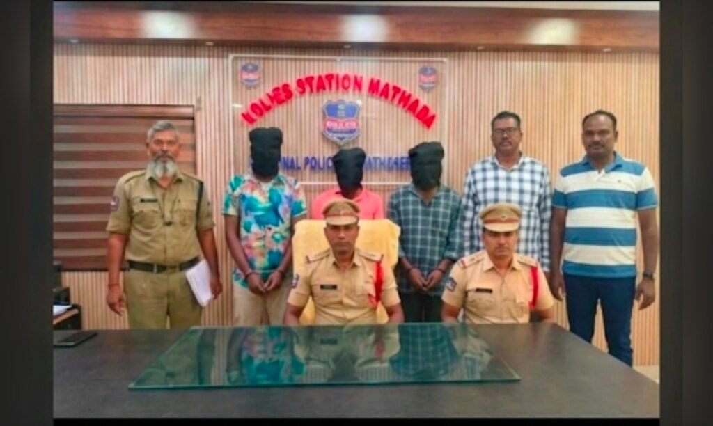 –మద్యంలో మత్తు పదార్థం కలిపి మహిళపై చోరీ… –బంగారు ఆభరణాలు, మొబైల్ ఫోన్ అపహరణ.. ముగ్గురు నిందితుల అరెస్ట్..