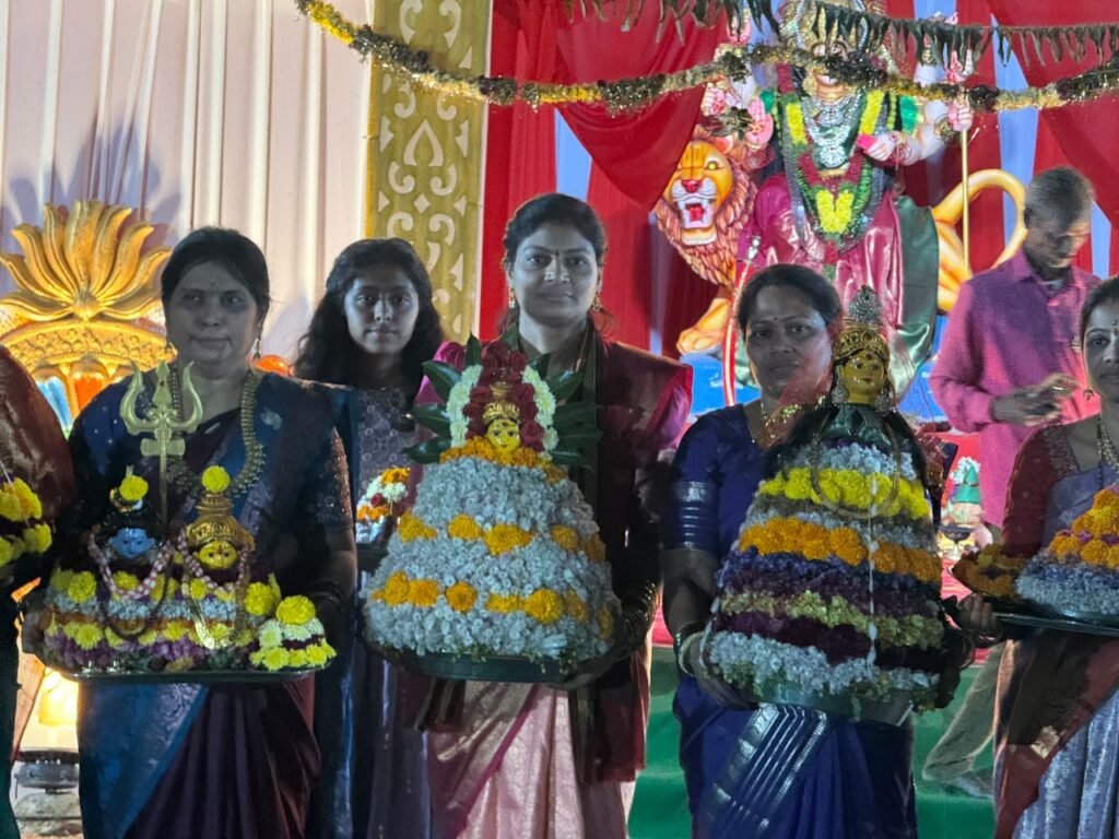 సద్దుల బతుకమ్మ వేడుకల్లో పాల్గొన్న మున్సిపల్ చైర్‌పర్సన్ ఇప్ప ఉమారాణి