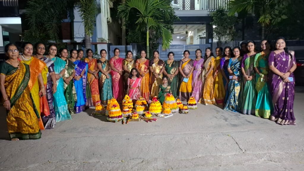 సాయి సుధా అపార్ట్‌మెంట్‌లో అంగరంగ వైభవంగా సద్దుల బతుకమ్మ వేడుకలు