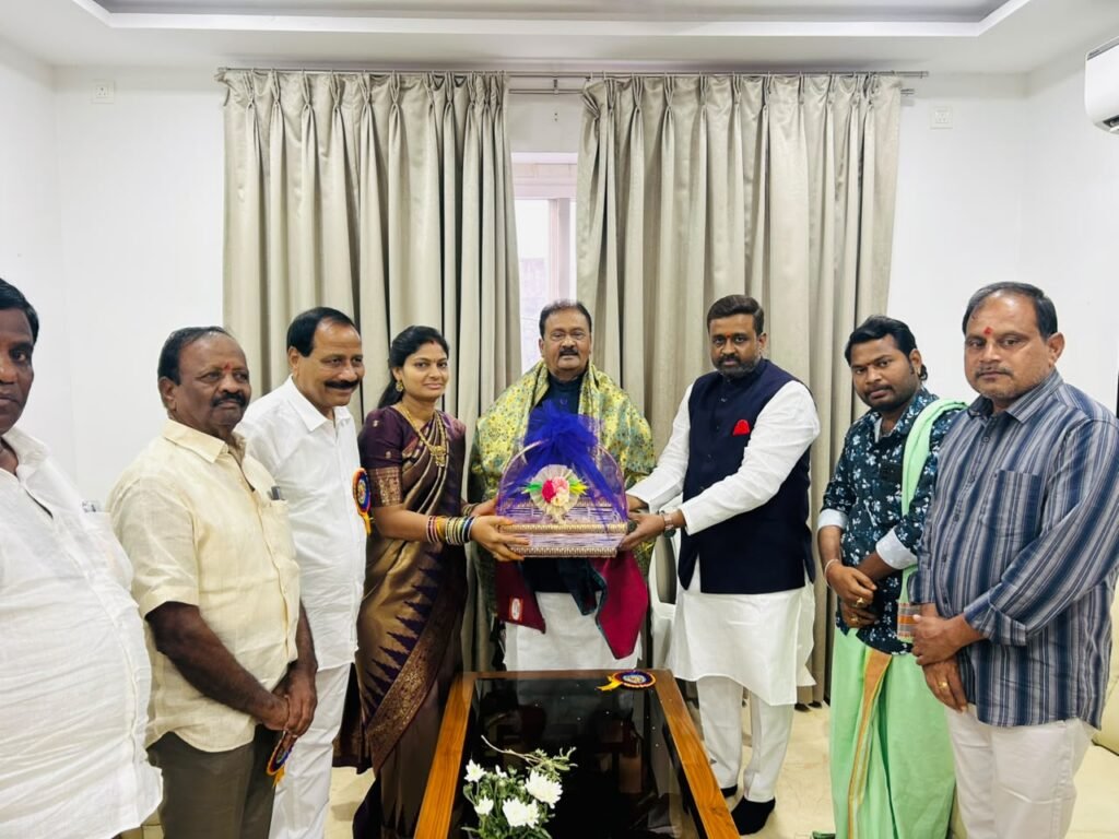 రాష్ట్ర ప్రభుత్వ సలహాదారు మహమ్మద్ షెబ్బీర్ అలీ విజయదశమి శుభాకాంక్షలు తెలిపిన మున్సిపల్ చైర్‌పర్సన్ ఇప్ప ఉమారాణి
