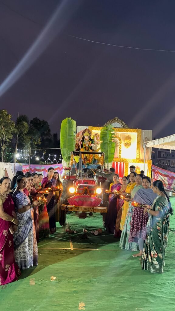 శ్రీ సింహాసనేశ్వరి దుర్గామాత నిమజ్జన కార్యక్రమంలో పాల్గొన్న మున్సిపల్ చైర్‌పర్సన్ ఇప్ప ఉమారాణి