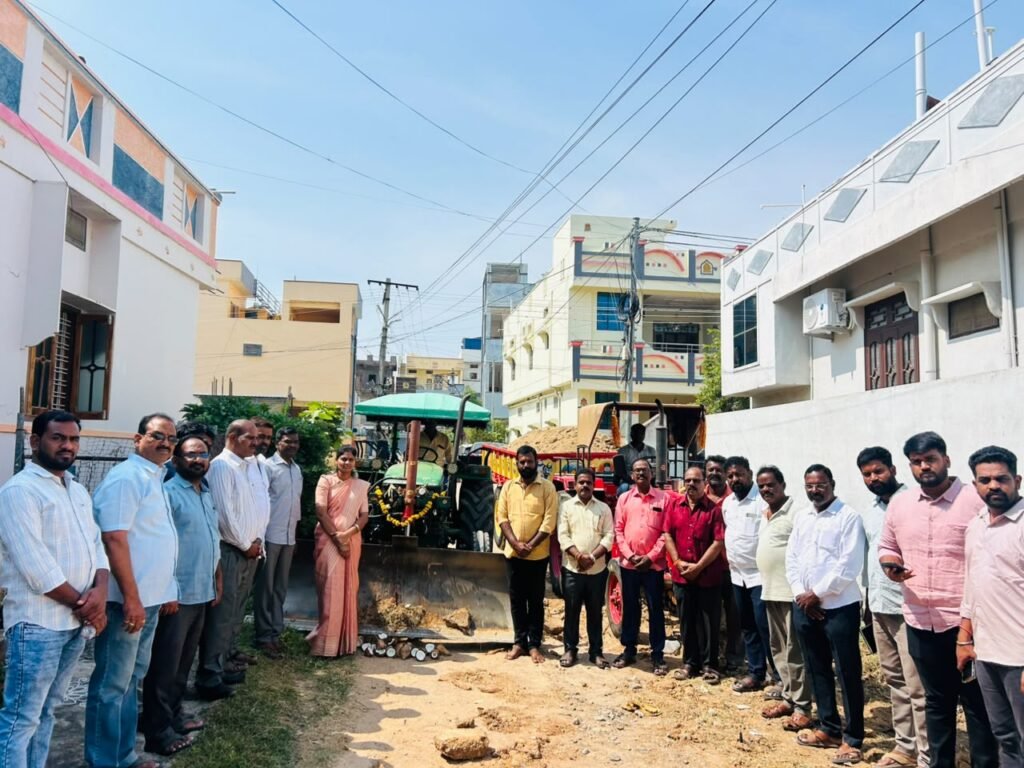 SDRF నిధులతో చేపడుతున్న మొరం రోడ్డు పనులను పరిశీలించిన మున్సిపల్ చైర్‌పర్సన్ ఇప్ప ఉమారాణి