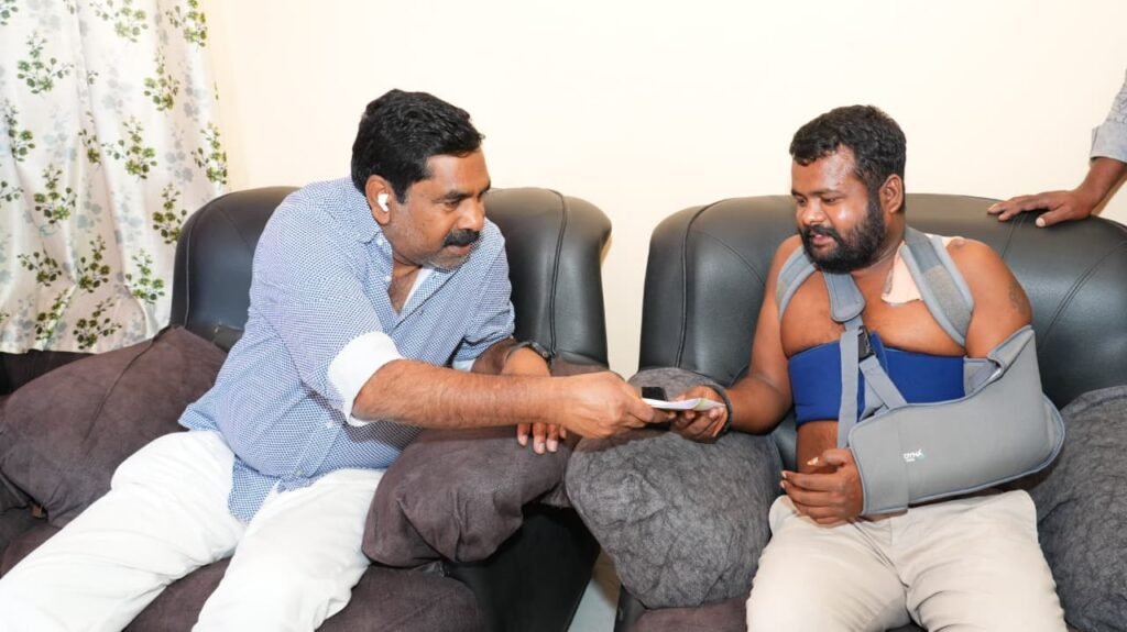–రోడ్డు ప్రమాదంలో గాయపడిన సతీష్‌ను పరామర్శించిన ఎమ్మెల్యే KR నాగరాజు …