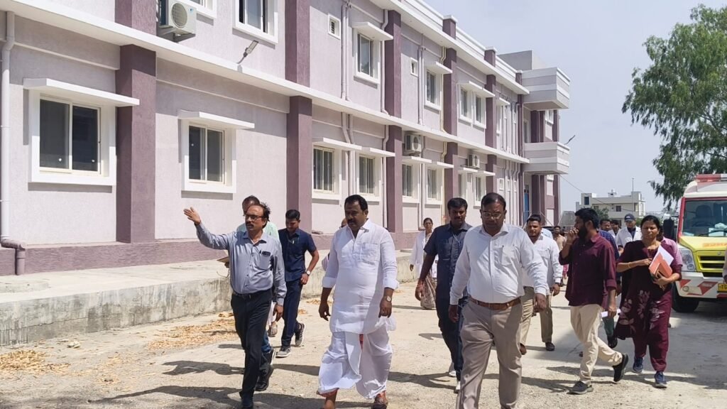 సాధ్యమైత తొందరగా జిల్లా ప్రభుత్వ ఆసుపత్రి నీ నూతన భవనంలోని మార్చాలి