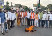 ప్రధానమంత్రి నరేంద్ర మోదీ పై అనుచిత వ్యాఖ్యలకు నిరసనగా మల్లికార్జున ఖర్గే దిష్టిబొమ్మ దహనం