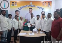 ఎల్లారెడ్డిలో మంగలి శకుంతలకు CMRF చెక్కు అందజేత