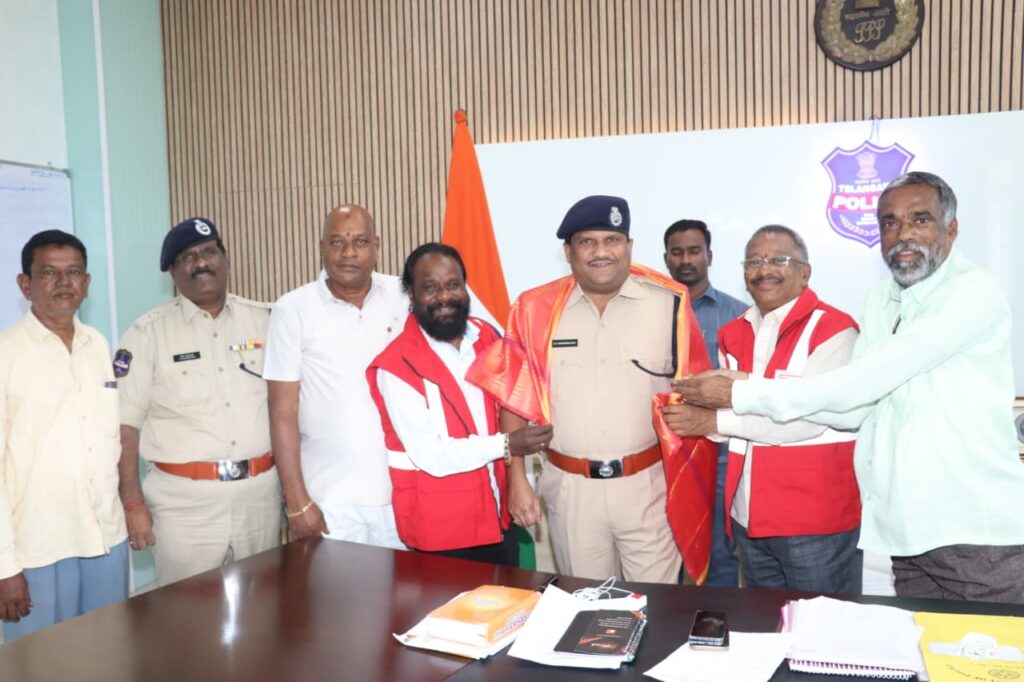 ఇండియన్ రెడ్ క్రాస్ సొసైటీ ఆధ్వర్యంలో జిల్లా ఎస్పీ. అడిషనల్ ఎస్పీ లకు సన్మానం