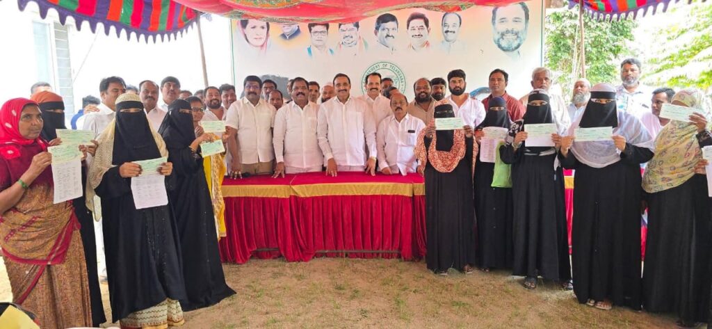 కల్యాణ లక్ష్మి చెక్కులను లబ్ధిదారులకు అందచేసిన ఆరెకపూడి గాంధీ