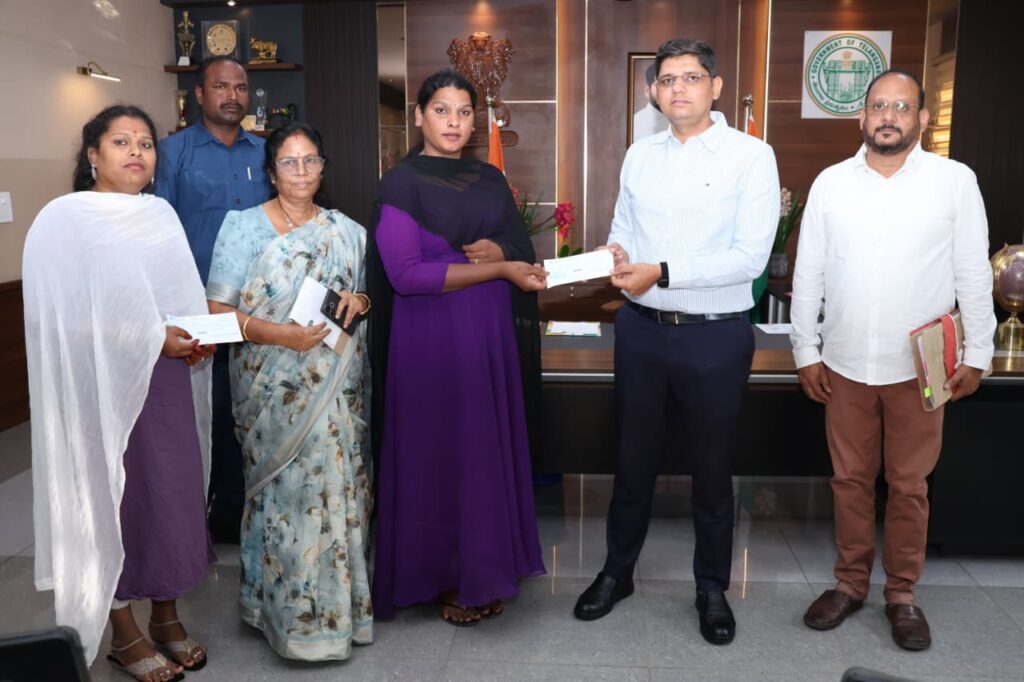 ట్రాన్స్జెండర్లకు ఆర్థిక పునరావాసం – రూ.75 వేల చొప్పున చెక్కుల పంపిణీ