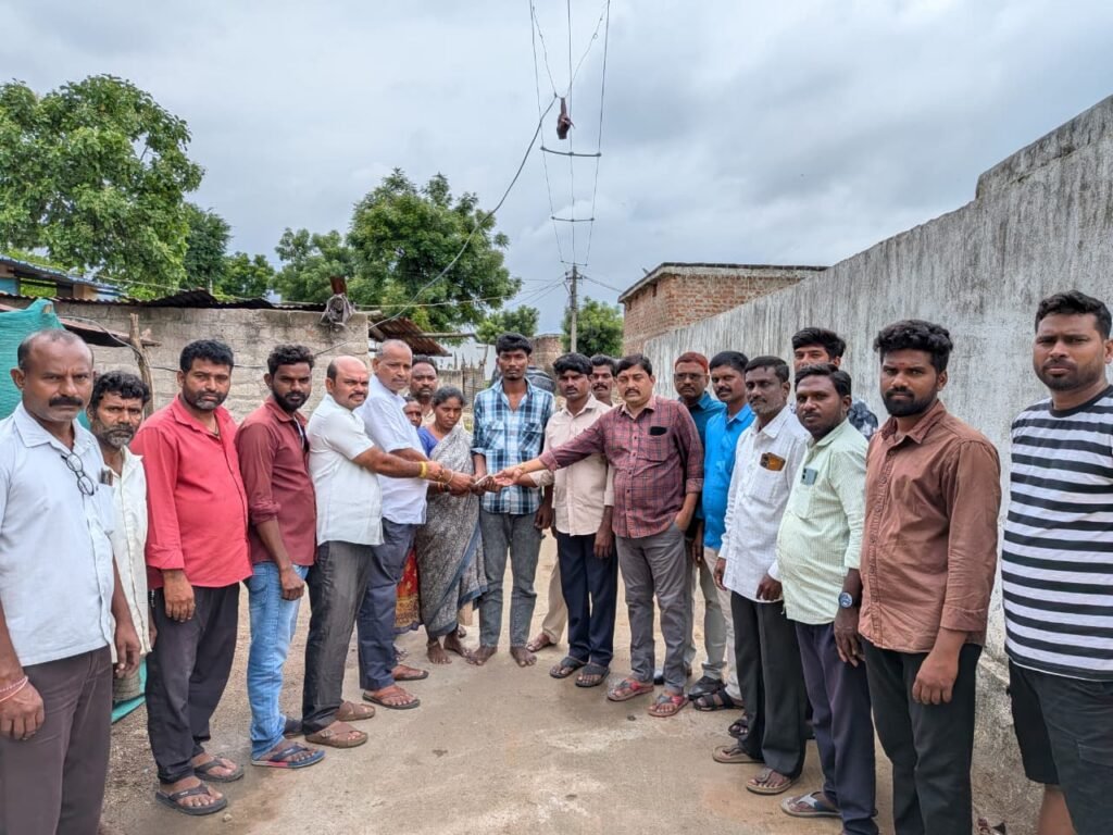 కీర్తిశేషులు చిన్నబోయిన పరమేశ్ కుటుంబాన్ని పరామర్శించిన మండల కాంగ్రెస్ పార్టీ నాయకులు