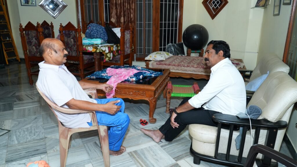 స్నేహితుడిని పరామర్శించిన ఎమ్మెల్యే కేఆర్ నాగరాజు… -అనారోగ్యంతో చికిత్స అనంతరం ఇంటికి చేరుకున్న రిటైర్డ్ పోలీస్ అధికారి రవీందర్ కి పరామర్శ…