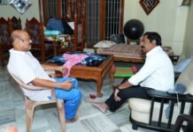 స్నేహితుడిని పరామర్శించిన ఎమ్మెల్యే కేఆర్ నాగరాజు… -అనారోగ్యంతో చికిత్స అనంతరం ఇంటికి చేరుకున్న రిటైర్డ్ పోలీస్ అధికారి రవీందర్ కి పరామర్శ…