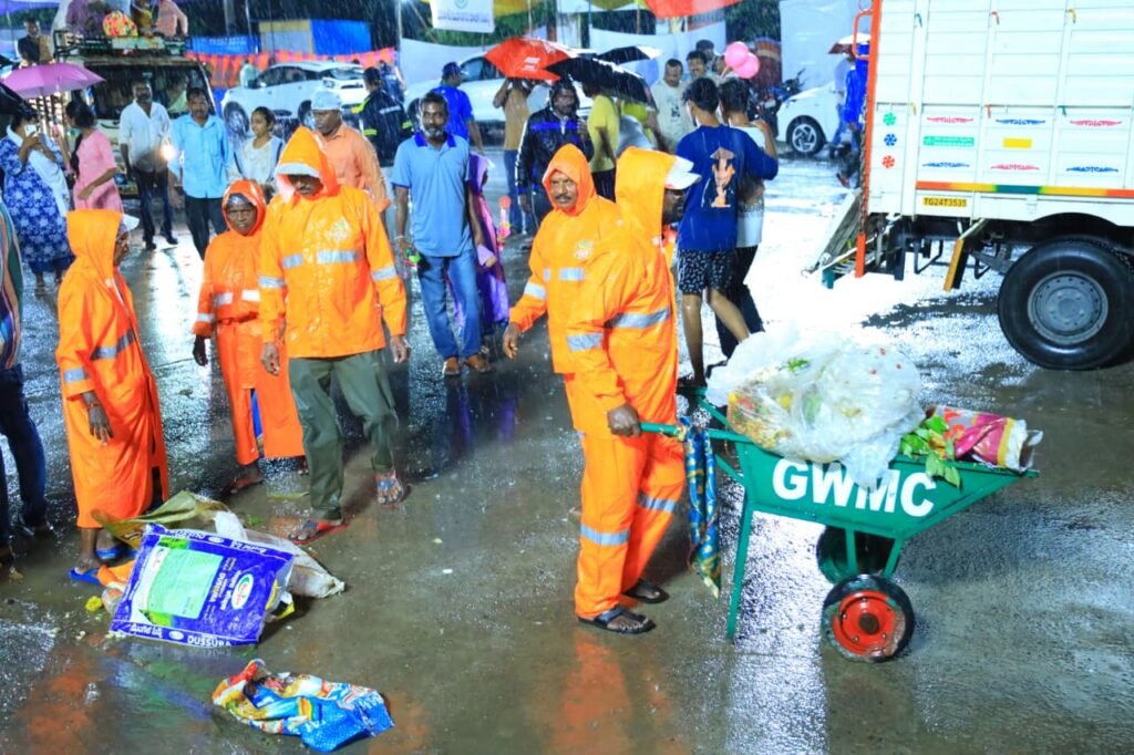 -వర్షంలోనూ పారిశుద్ధ్య సిబ్బంది అవిశ్రాంత సేవలు– -భక్తుల సౌకర్యం కోసం నిమజ్జన కేంద్రాల వద్ద నిరంతర పారిశుద్ధ్య కార్యక్రమాలు..