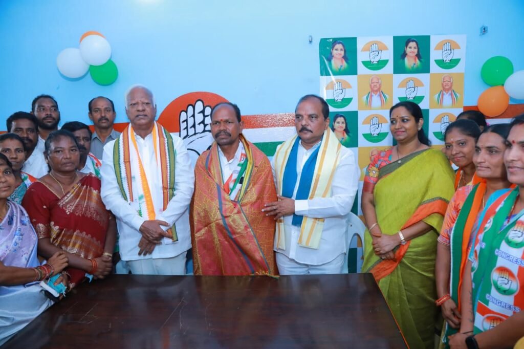 బీజేపీ మళ్ళీ అధికారంలోకి వస్తే మన బ్రతుకులు ఆగం అవుతాయి…..పేద బడుగు బలహీన వర్గాల జీవితాల్లో వెలుగులు నిండాలి అంటే కాంగ్రెస్ పార్టీ అధికారంలోకి రావాలి….స్టేషన్ ఘనపూర్ ఎమ్మెల్యే కడియం శ్రీహరి…బిఆర్ఎస్ అక్రమంగా సంపాదించిన అవినీతి సొమ్ముతో కాంగ్రెస్ ప్రభుత్వంపై విష ప్రచారం చేస్తుంది….* *2014లో ఒక్క ఎకరం లేని మీకు ఇప్పుడు వందల ఎకరాలు, వేల కోట్ల ఆస్తులు ఎలా వచ్చాయి….*