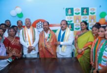 బీజేపీ మళ్ళీ అధికారంలోకి వస్తే మన బ్రతుకులు ఆగం అవుతాయి…..పేద బడుగు బలహీన వర్గాల జీవితాల్లో వెలుగులు నిండాలి అంటే కాంగ్రెస్ పార్టీ అధికారంలోకి రావాలి….స్టేషన్ ఘనపూర్ ఎమ్మెల్యే కడియం శ్రీహరి…బిఆర్ఎస్ అక్రమంగా సంపాదించిన అవినీతి సొమ్ముతో కాంగ్రెస్ ప్రభుత్వంపై విష ప్రచారం చేస్తుంది….* *2014లో ఒక్క ఎకరం లేని మీకు ఇప్పుడు వందల ఎకరాలు, వేల కోట్ల ఆస్తులు ఎలా వచ్చాయి….*