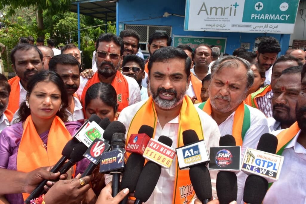 వెెంటిలేటర్‌పై వరంగల్ అతిపెద్ద ప్రభుత్వ ఆసుపత్రి ‘ఎంజీఎం’ దుస్థితి…. ఆరోగ్యశ్రీ వార్డులో పైకప్పు కూలి రోగులు గాయపడటం ప్రభుత్వ నిర్లక్ష్యానికి పరాకాష్ట…ఘటనా స్థలాన్ని పరిశీలించిన బీజేపీ జిల్లా అధ్యక్షుడు గంట రవికుమార్…