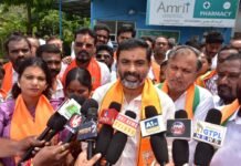 వెెంటిలేటర్పై వరంగల్ అతిపెద్ద ప్రభుత్వ ఆసుపత్రి ‘ఎంజీఎం’ దుస్థితి…. ఆరోగ్యశ్రీ వార్డులో పైకప్పు కూలి రోగులు గాయపడటం ప్రభుత్వ నిర్లక్ష్యానికి పరాకాష్ట…ఘటనా స్థలాన్ని పరిశీలించిన బీజేపీ జిల్లా అధ్యక్షుడు గంట రవికుమార్…