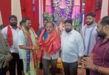 వరంగల్ ఎల్లమ్మ బజార్లో 51 అడుగుల భారీ మట్టి వినాయకుడిని దర్శించుకున్న హనుమకొండ డీసీసీ అధ్యక్షులు ఇనగాల వెంకట్రామ్ రెడ్డి…