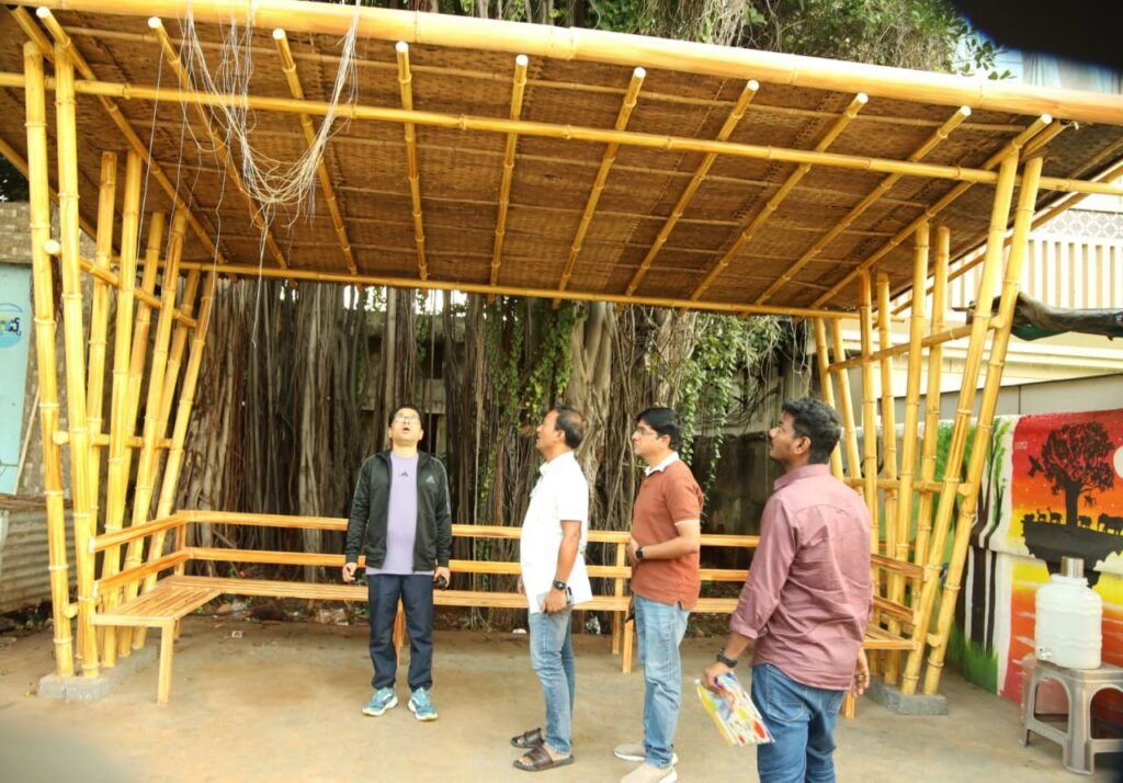 -నిర్వహణలో ఎలాంటి లోటుపాట్లు ఉండకూడదు— -మిస్ట్ బస్ స్టాప్ ల నిర్వహణ పరిశీలన– -జిడబ్ల్యూఎంసి కమిషనర్ వెంకన్న–