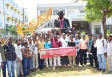 —గాంధీ విగ్రహం సాక్షిగా జర్నలిస్టుల గళం… —సమస్యల పరిష్కారానికి వినతి; “పనిచేస్తున్న పాత్రికేయుల డిమాండ్ దినం” పాటించిన టీయూడబ్ల్యూజే..