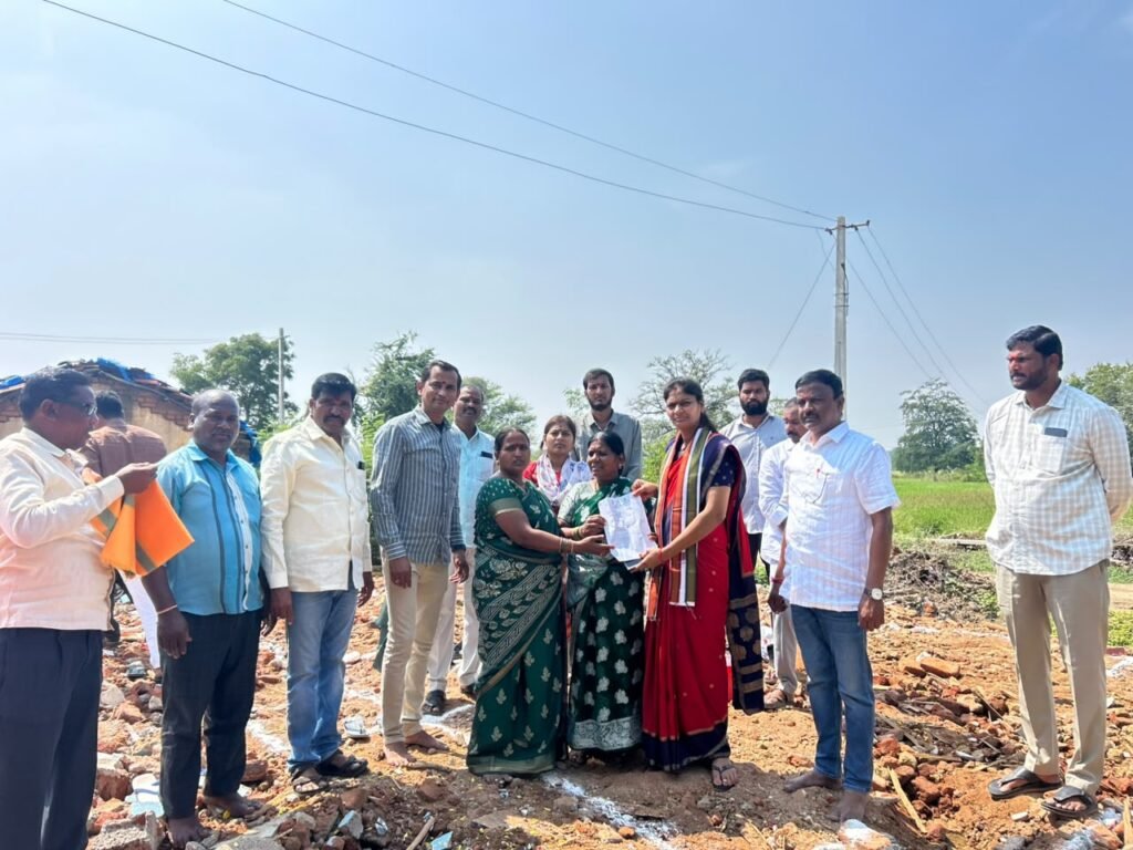 ఇందిరమ్మ ఇండ్ల నిర్మాణ భూమి పూజ కార్యక్రమంలో పాల్గొన్న మున్సిపల్ చైర్‌పర్సన్ ఇప్ప ఉమారాణి