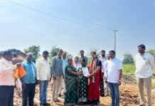 ఇందిరమ్మ ఇండ్ల నిర్మాణ భూమి పూజ కార్యక్రమంలో పాల్గొన్న మున్సిపల్ చైర్పర్సన్ ఇప్ప ఉమారాణి