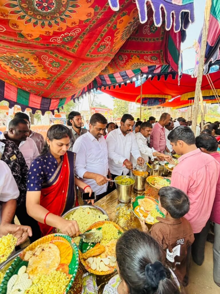 శ్రీ పెద్దమ్మ దేవి అన్నప్రసాదం కార్యక్రమంలో పాల్గొన్న మున్సిపల్ చైర్‌పర్సన్ ఇప్ప ఉమారాణి