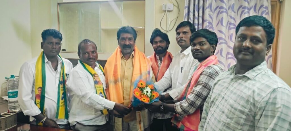 టీఆర్‌ఎస్ జిల్లా అధ్యక్షుడు శ్రీనివాస్ గౌడ్‌కు ఘన సన్మానం